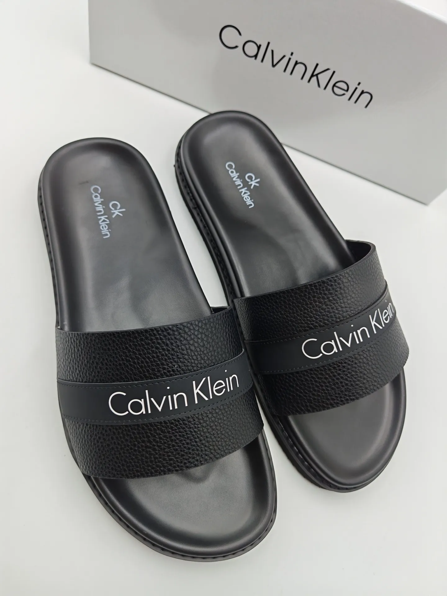 Men's shoes 💰300 Calvin Klein CK men's slippers, the upper of this slipper is made of imported cowhide, and the sole is also imported new EVA material. The foamed ultra-light outsole is more non-slip, three-dimensional and skin-friendly. Available from stock, long-term availability, Size: 38-46 yards.